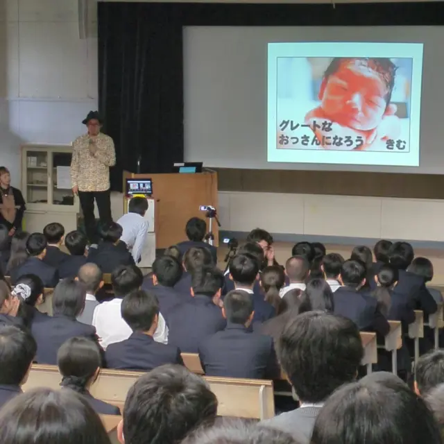 【いろは出版キムさん夢の持つ力】
2年生は視聴覚教室で1,3年生は教室配信で講演下さいました。講演の後教室を巡り生徒の質問に答えて下さいました。素敵なお話でした♪